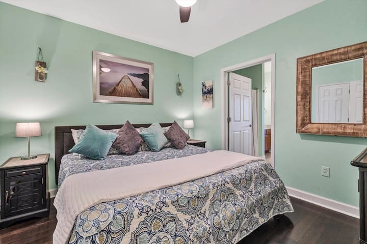 Chumba cha kulala cha King. Taa za kando ya kitanda zina bandari nzuri.