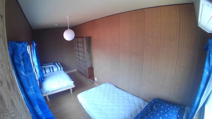 Hlavná izba v západnom štýle: 2 jednolôžka, klimatizácia