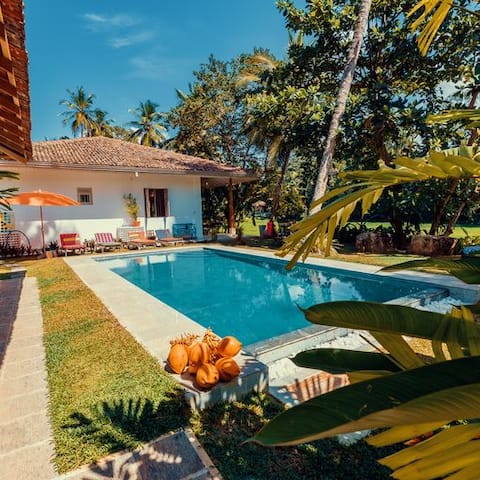 Kikili Kola: villa with pool overlooking paddy