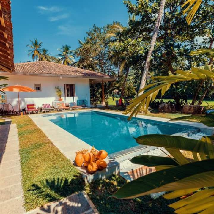 Kikili Kola: villa with pool overlooking paddy