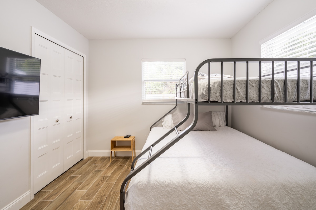 חדר שינה עם מיטת קומ