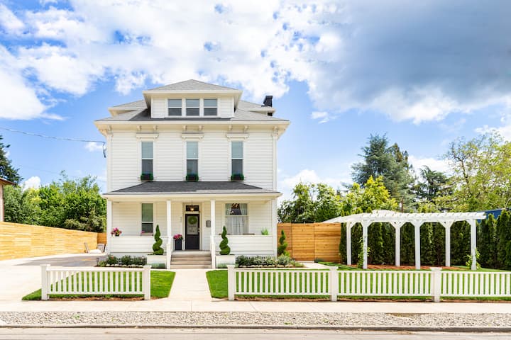 Wine Country Retreat near Downtown! 7BR, 6.5BA