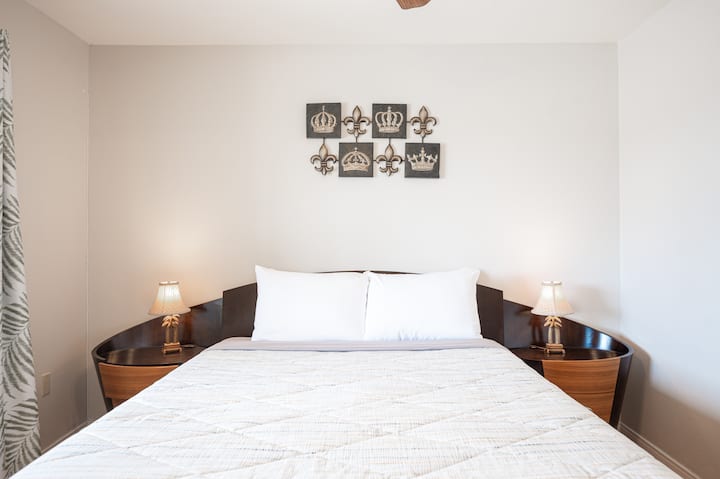 guest bedroom w queen