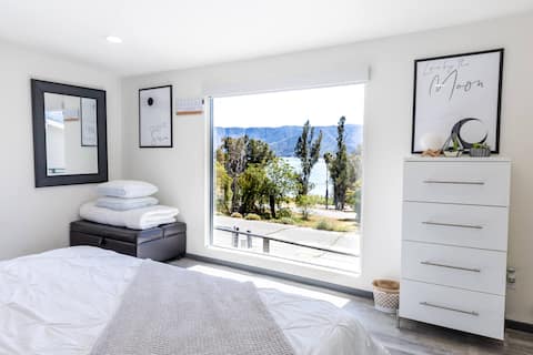 Relaxing Cozy Home with Great Lake Views