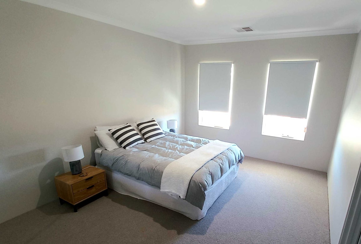 Dormitorio gris: el baño privado está fuera de servicio a la derecha.