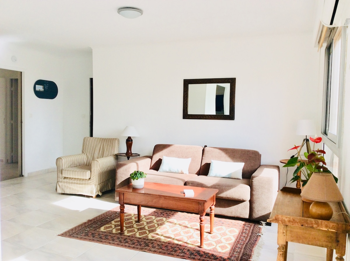 Sofa ya viti 3 ya sebule ambayo pia inaweza kubadilishwa kuwa vitanda 140. Kiti cha mtu binafsi