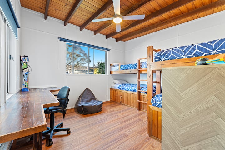 Vaše deti si užijú túto priestrannú izbu, kde sa môžu hrať a oddýchnuť si.