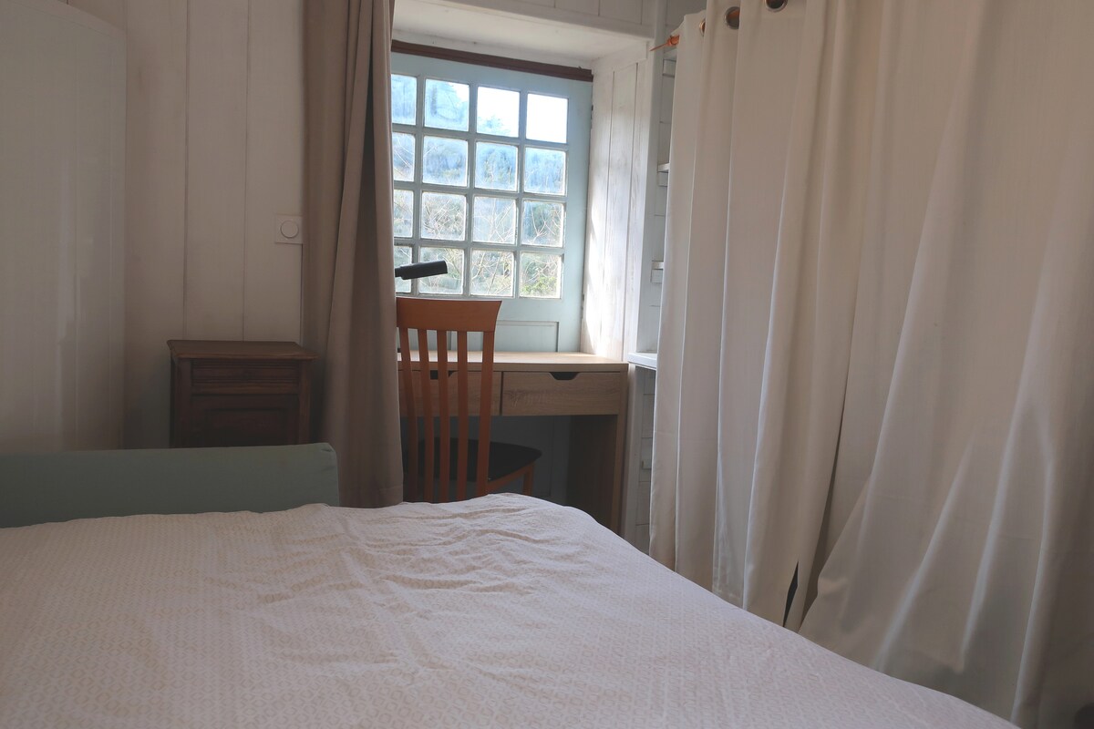 Studio soba, bračni krevet, pogled na more