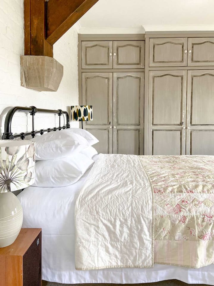 Du hast es bis ganz oben auf den Turm geschafft!

Und nein, bitte genieße die atemberaubende Aussicht auf die Landschaft.

Fotografin Helen Holt