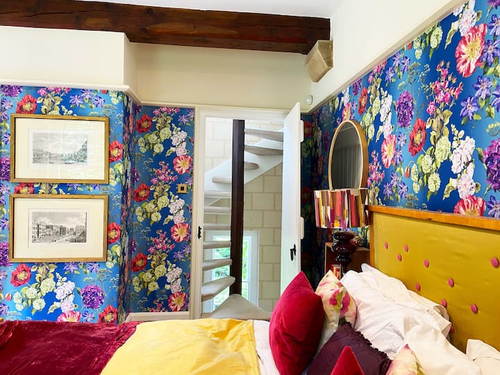 Wendeltreppe, die dich in das Schlafzimmer im ersten Stock bringt. Dies ist eine der Türen, die nicht gerne vollständig geschlossen sein möchten!