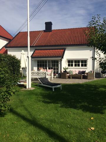 Koselig hus i Oslo med hage og pergola gallery image 2