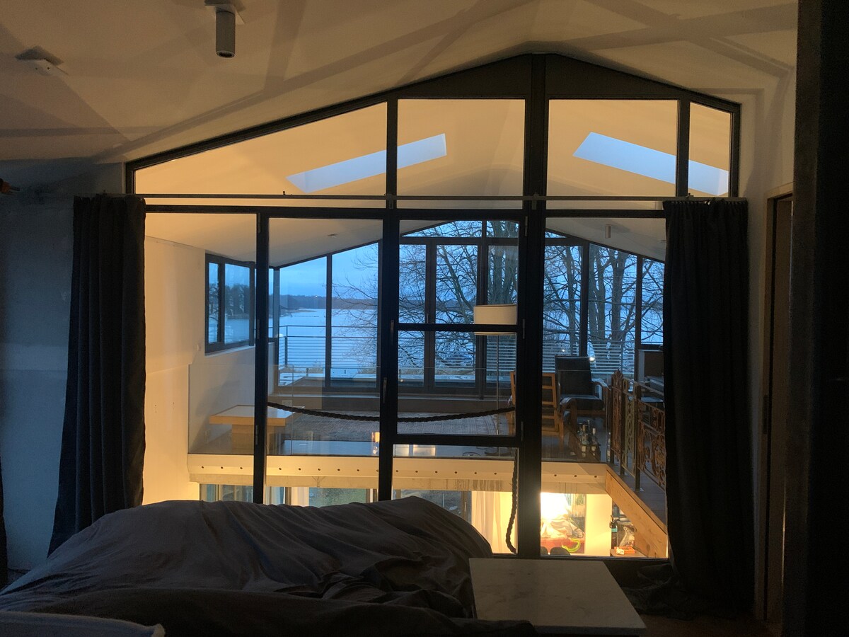 ...ותסתכלו על האגם מהמיטה בבוקר... בזמן שמכונת הקפה העלתה לכם את ריח הקפה. :)