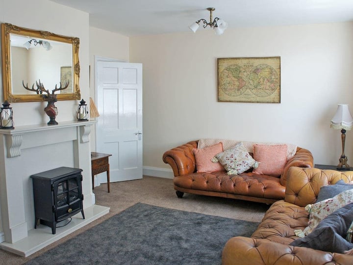 Elegant Town Centre Apartment Apartments for Rent in North Somerset