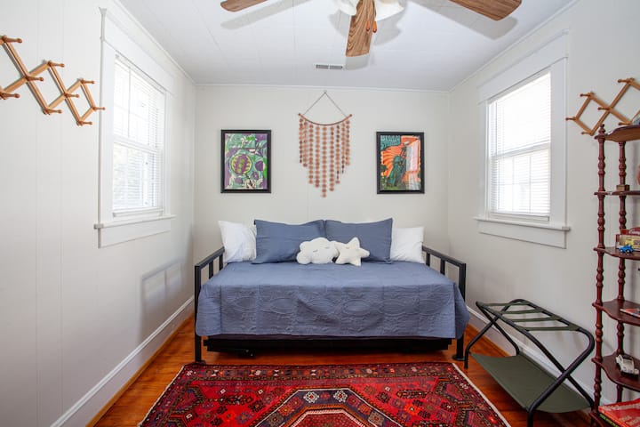 منظر من مدخل غرفة النوم الثانية. 