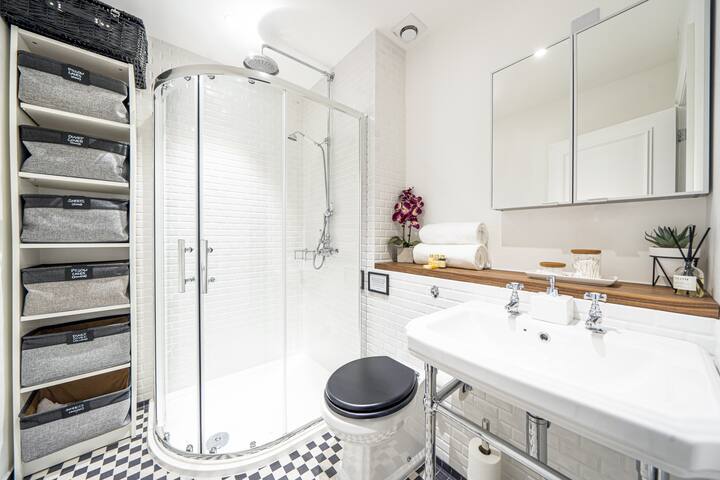 Stylish mews house in central South Kensington gallery image 3