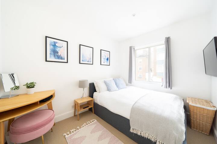 Stylish mews house in central South Kensington gallery image 5