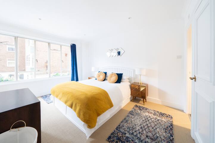 Stylish mews house in central South Kensington gallery image 4