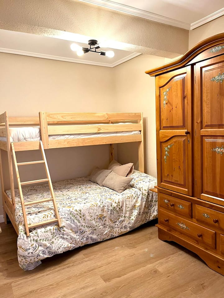 חדר שינה 2 עם מיטת קומותיים:
    - מיטה תחתונה 1.35 מ'
    - מיטה עליונה 90 ס"מ