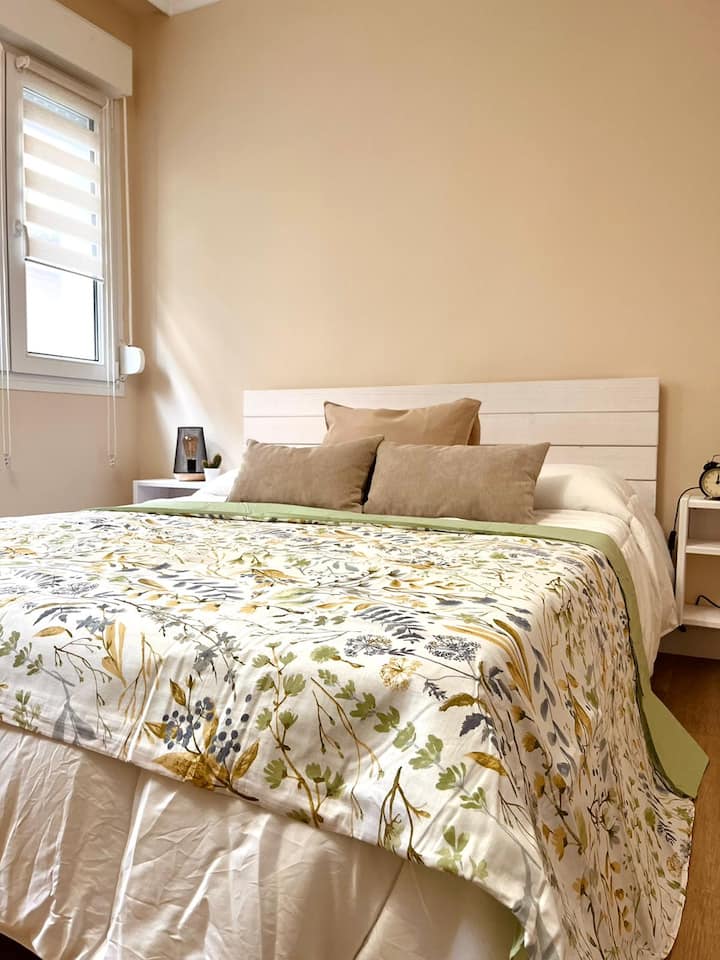 חדר שינה 1 עם מיטה בגודל 1.50 מ'