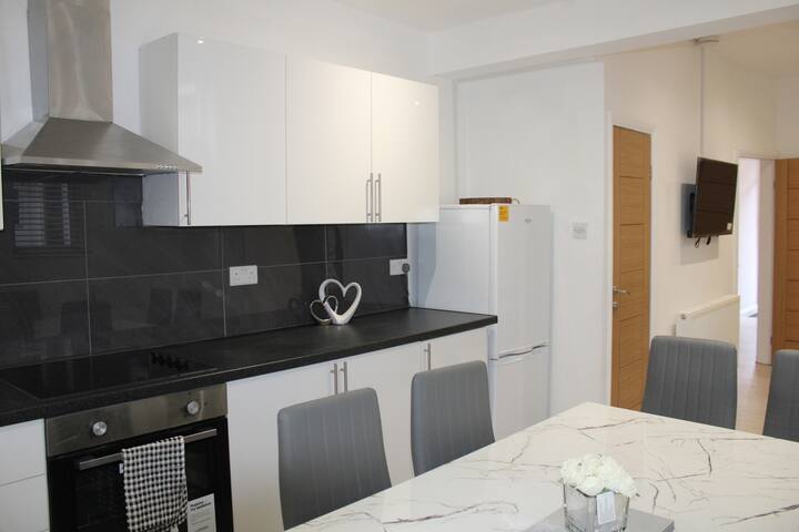 Beautiful, Spacious, Old Trafford home gallery image 2