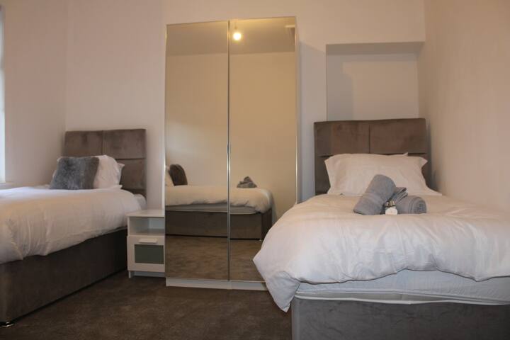 Beautiful, Spacious, Old Trafford home gallery image 4