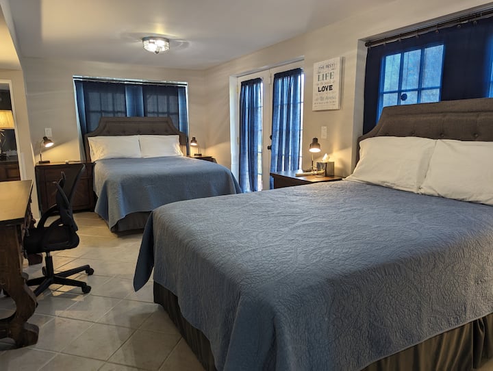 Dve manželské postele s tradičnými matracmi na vankúšoch a rôznymi typmi vankúšov na posteľiach a v skrinkách v celej jednotke. Z tejto izby je priamy prístup na terasu z červených tehál. V tejto miestnosti sa nachádza 1 z 3 písacích stolov.