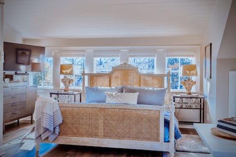 Top performing Airbnb: A Stone's Throw to downtown Franklin, sleeps 2! in Franklin
