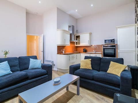 Successful Airbnb property: Beautiful, cosy 2bedroom flat in historic building in City Centre
