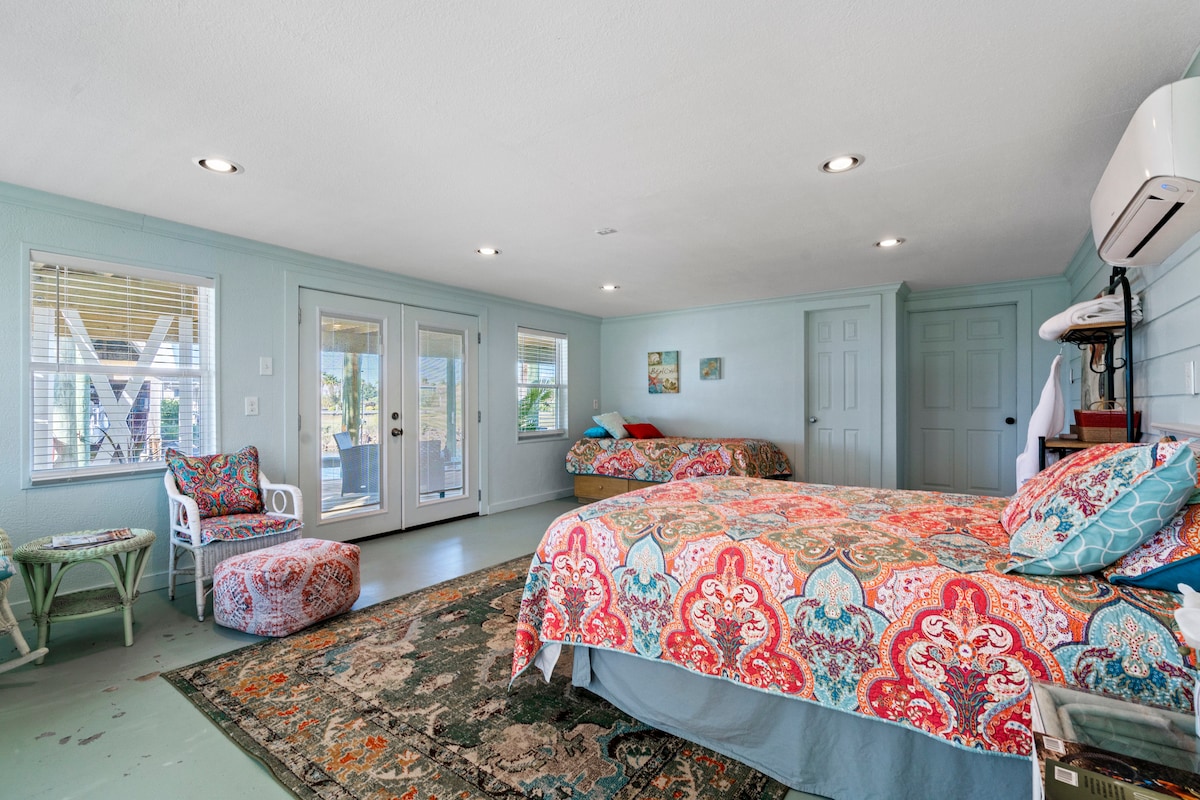 Спалня на приземния етаж с два самостоятелни входа към невероятната веранда.  2 двойни легла   Насладете се на зоната за четене!