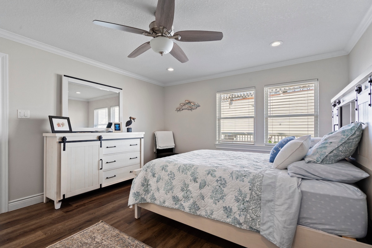 Всичко в тази основна спалня, от което се нуждаете.
Разопаковайте дрехите си и останете заедно!