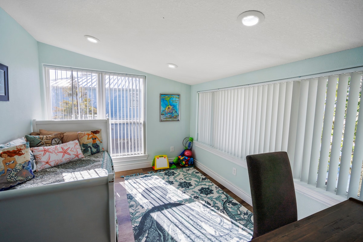 Офис/спалня с единично легло тип ролка.  Играчки и дейности за децата.