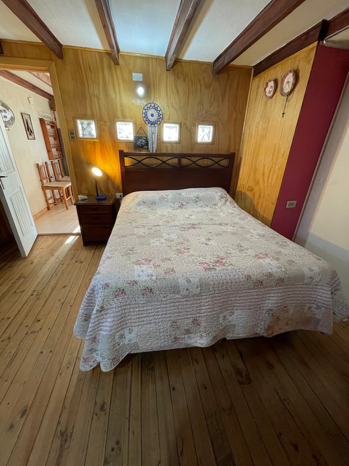 חדר שינה ראשי עם מיטה זוגית ומיטת ילדים קטנה בקומה הראשונה