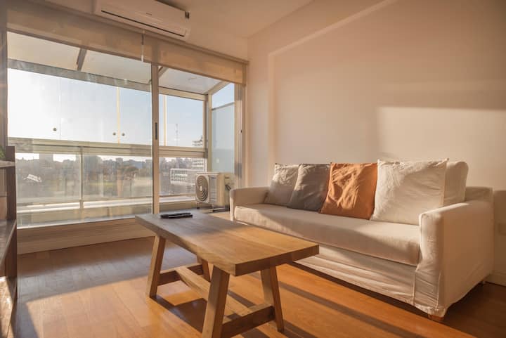 ห้องนั่งเล่นและระเบียง (วิวเมือง - โซฟาสบายๆ + โต๊ะ)
แอร์ + ซัมซุงสมาร์ททีวี