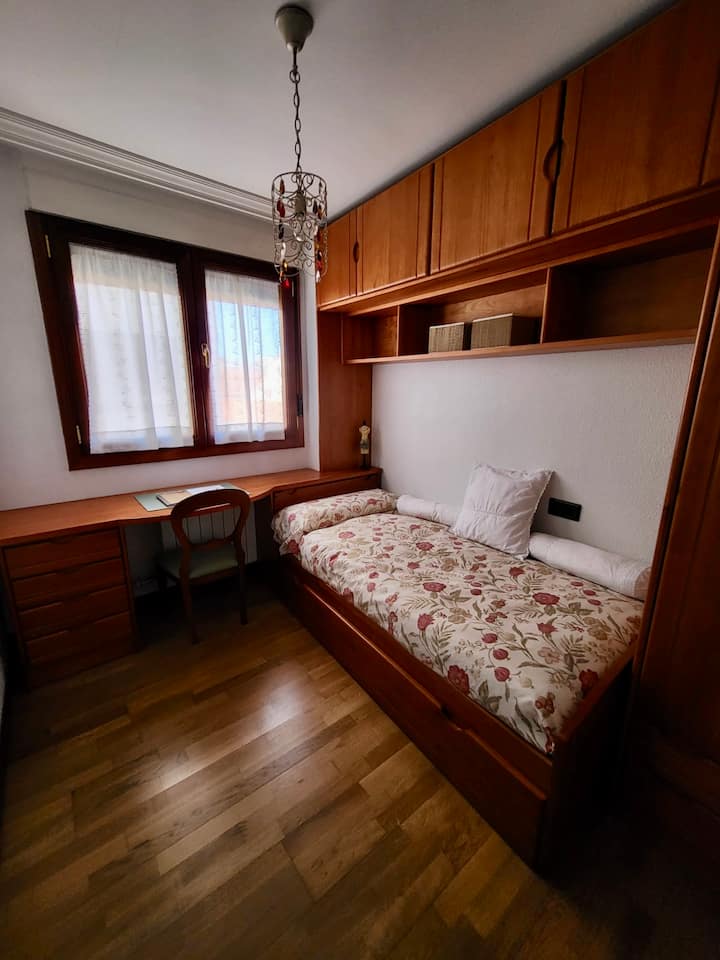 2 samostatné postele. Priestranné skrinky.