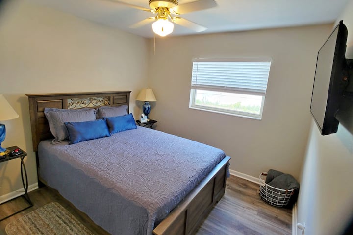 DORMITORIO CON CAMA TAMAÑO QUEEN