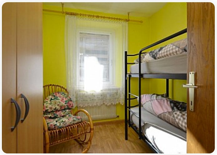 غرفة نوم بسرير بطابقين