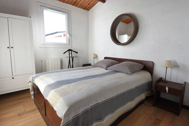 2/ chambre parentale à côté des WC et salle de bain 