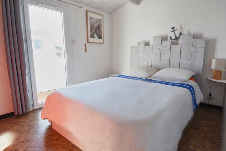 1 grande chambre à l'étage avec 1 escalier donnant sur la cour Est