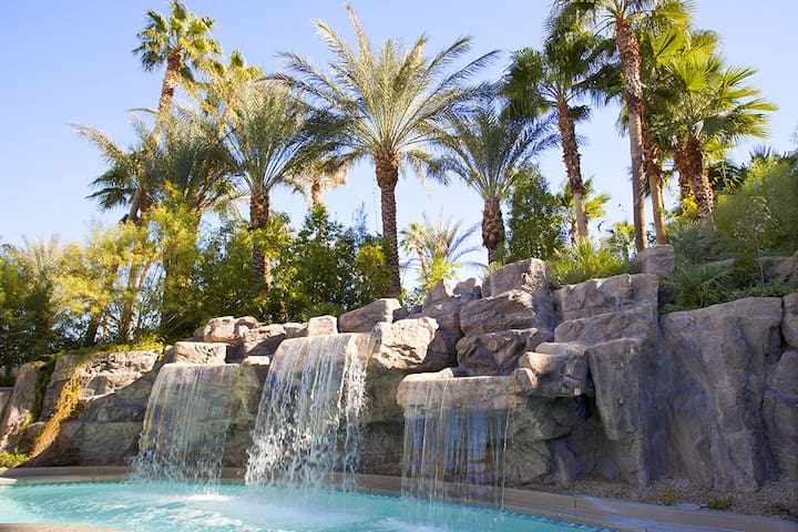 Tahiti Village 2BR – Lazy River, Pool, Balcony