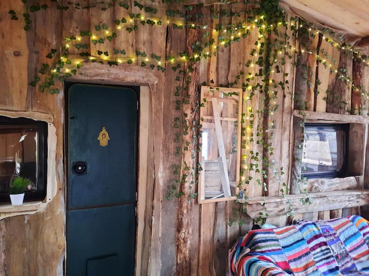El sofá en la cabaña delantera de la caravana también es un sofá cama, 1, 20 de ancho.