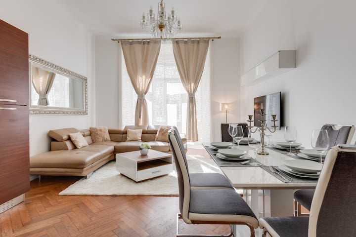 LUXURY RIVERSIDE APARTMENT IN THE CENTER OF PRAGUE