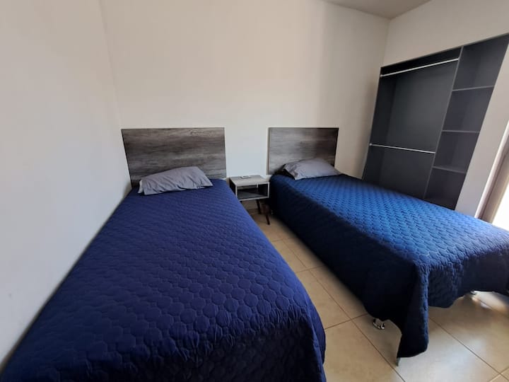 ห้องชั้นบนมีระเบียงพร้อมห้องวิวถนนพร้อมตู้เสื้อผ้าและรายชื่อผู้ติดต่อ