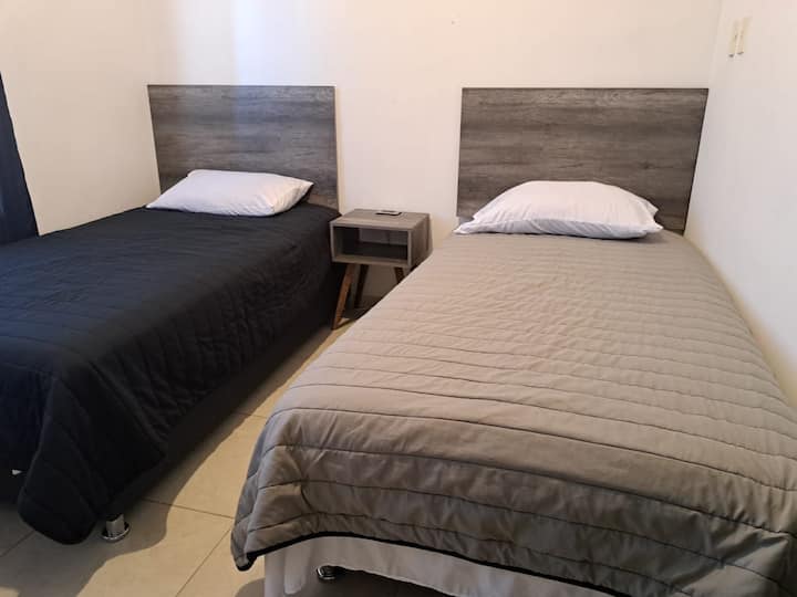 ห้องพักชั้นบนมีตู้เสื้อผ้าและสำนักงานพร้อมผู้ติดต่อ