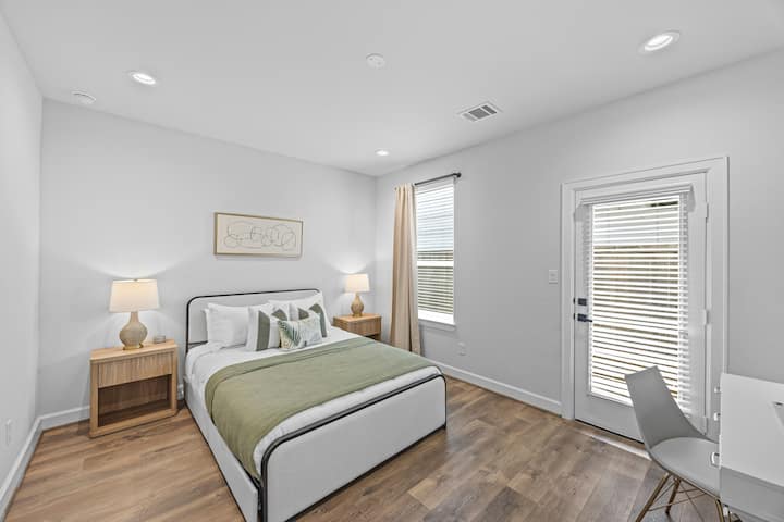 Na prvom katu nalazi se druga spavaća soba s bračnim krevetom, savršena za dodatnu privatnost i prostor za rad, a ima i vlastitu kupaonicu.