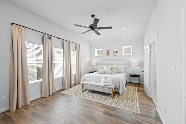 Glavna spavaća soba nalazi se na trećem katu i ima bračni krevet, privatnu kupaonicu i dovoljno prostora za opuštanje.