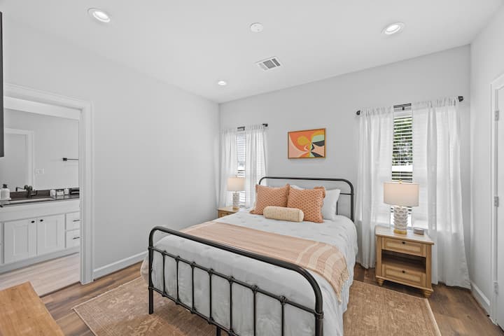 Također, na trećem katu pronaći ćete udobnu spavaću sobu s bračnim krevetom i vlastitom kupaonicom.