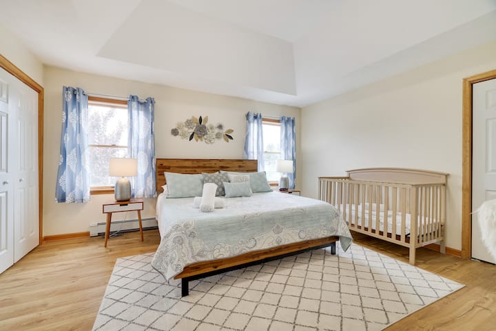 ห้องนอนใหญ่ขนาดใหญ่พร้อมเตียงขนาดคิงไซส์ห้องน้ำส่วนตัวเตียงเด็กอ่อนและทีวี