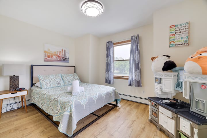 ห้องนอน #3 พร้อมเตียงควีนไซส์และของเล่นเด็ก