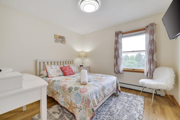 ห้องพัก #5 พร้อมเตียงควีนไซส์และทีวี