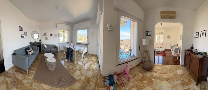 Panoramica-sala da pranzo, salotto e camera open space / Panoramic view of the living-dining room and open space bedroom